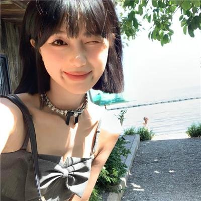 落在她身边 封面
